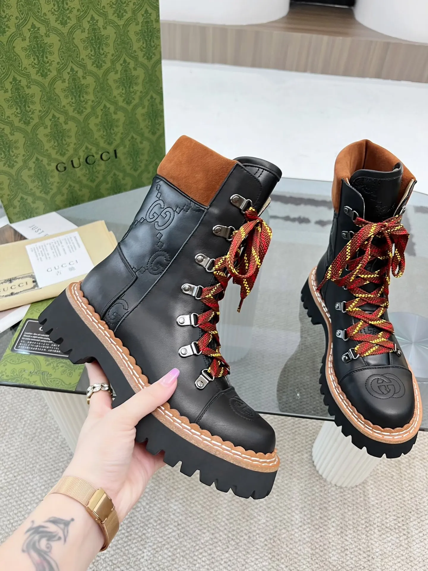 👟👟Ex-factory price 660👟👟 Autumn and winter GUCCI 8-inch ankle boots original model opening✅Double G electric embroidered toe cap Colored shoelaces, full of high-end feel [strong] Fabric: cowhide🐂, matte open edge beads Inner/foot pads: high-end apricot cowhide TPU outsole Heel height 4cm Color: black Size: 34-42 (34, 42 need to be customized) Packaging: Comes with card and cloth bag.